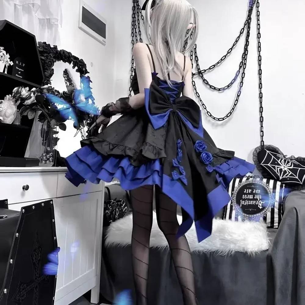 Robe gothique bleu TwilightBlue vue de dos avec grand nœud noir et bleu, jupe à volants asymétrique et détails floraux, ambiance gothique chic