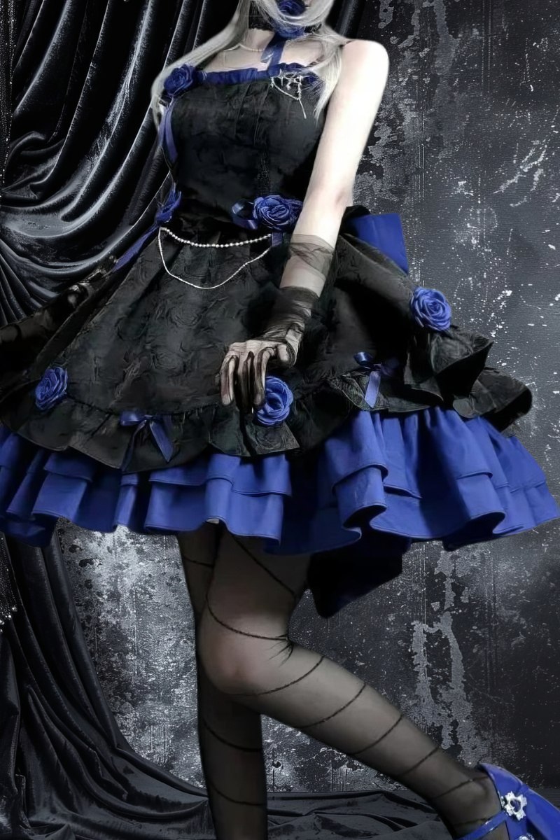 Robe gothique bleu TwilightBlue en velours noir avec jupon bleu, ornée de roses bleues et chaîne argentée, style baroque et romantique sombre