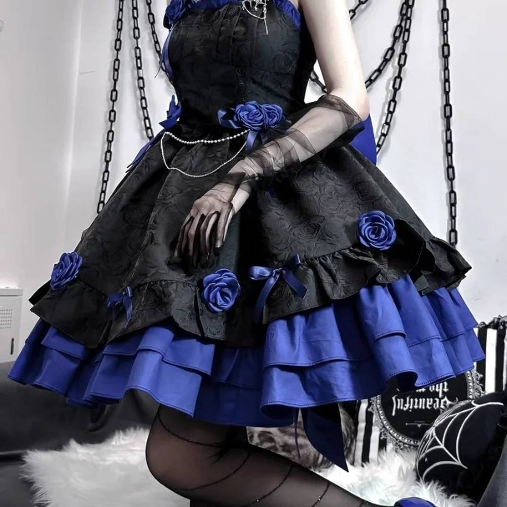 Robe gothique bleu TwilightBlue avec jupon à volants bleus, décor de roses bleues et dentelle noire, style victorien et baroque