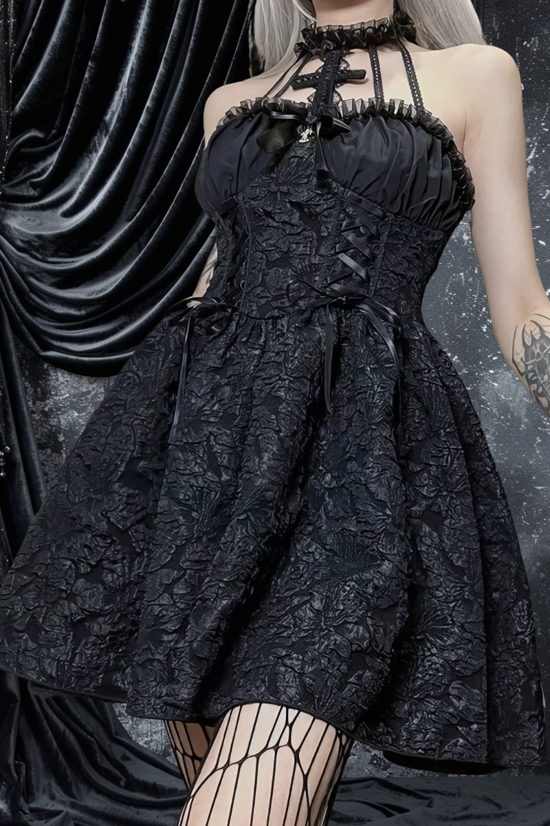 Robe gothique corset noire en dentelle avec jupe évasée et col orné de lanières, style dark fantasy