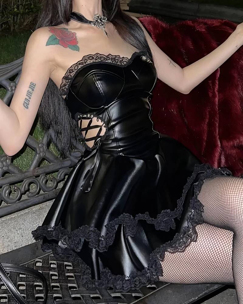 Robe gothique cuir noire SinisterSpectrum avec laçage latéral et dentelle noire, vue assise en angle