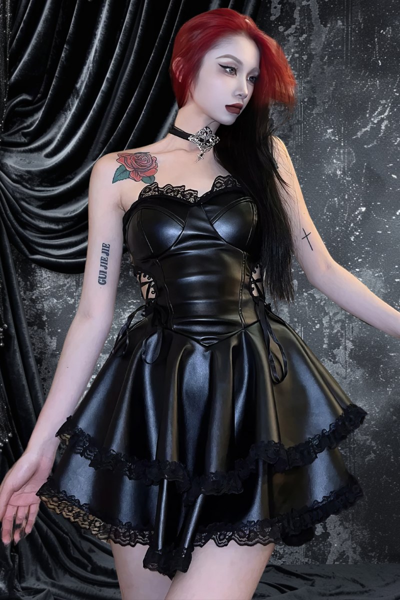Robe gothique cuir noire SinisterSpectrum avec bustier lacé et jupe évasée à volants en dentelle noire