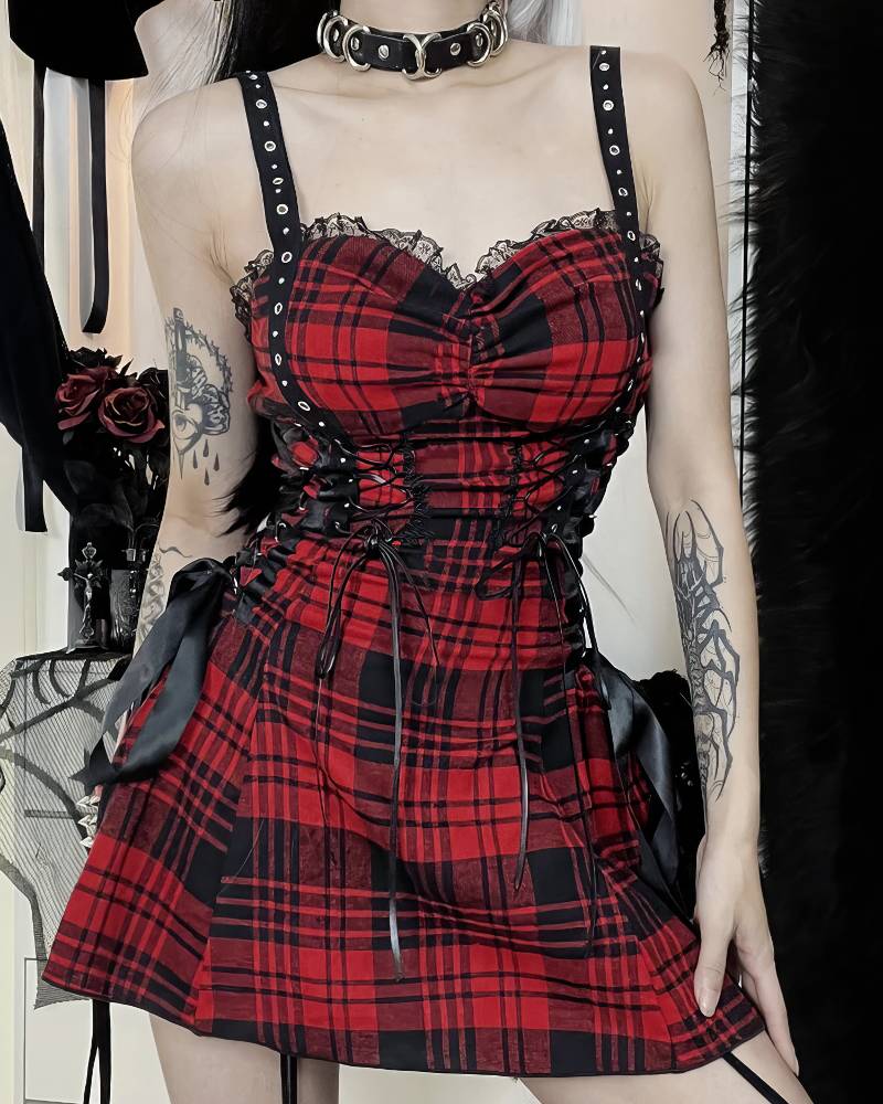Robe gothique style écossais rouge et noire en tissu à carreaux avec bretelles cloutées et détails en dentelle noire modèle ShadowSpecter