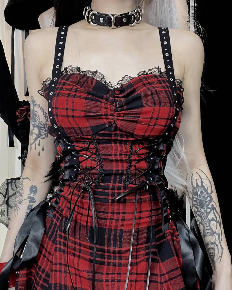 Robe gothique style écossais rouge et noire en tissu à carreaux avec corset lacé et volants en dentelle noire, modèle ShadowSpecter