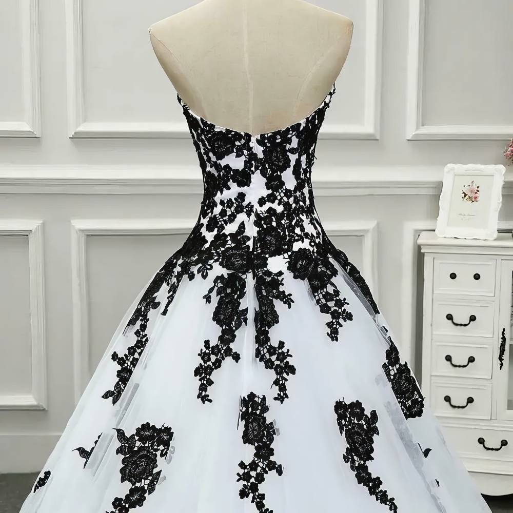 Robe gothique de mariée blanche et noire NightlyNebula vue de dos avec motifs floraux en dentelle noire sur corsage et jupe ample