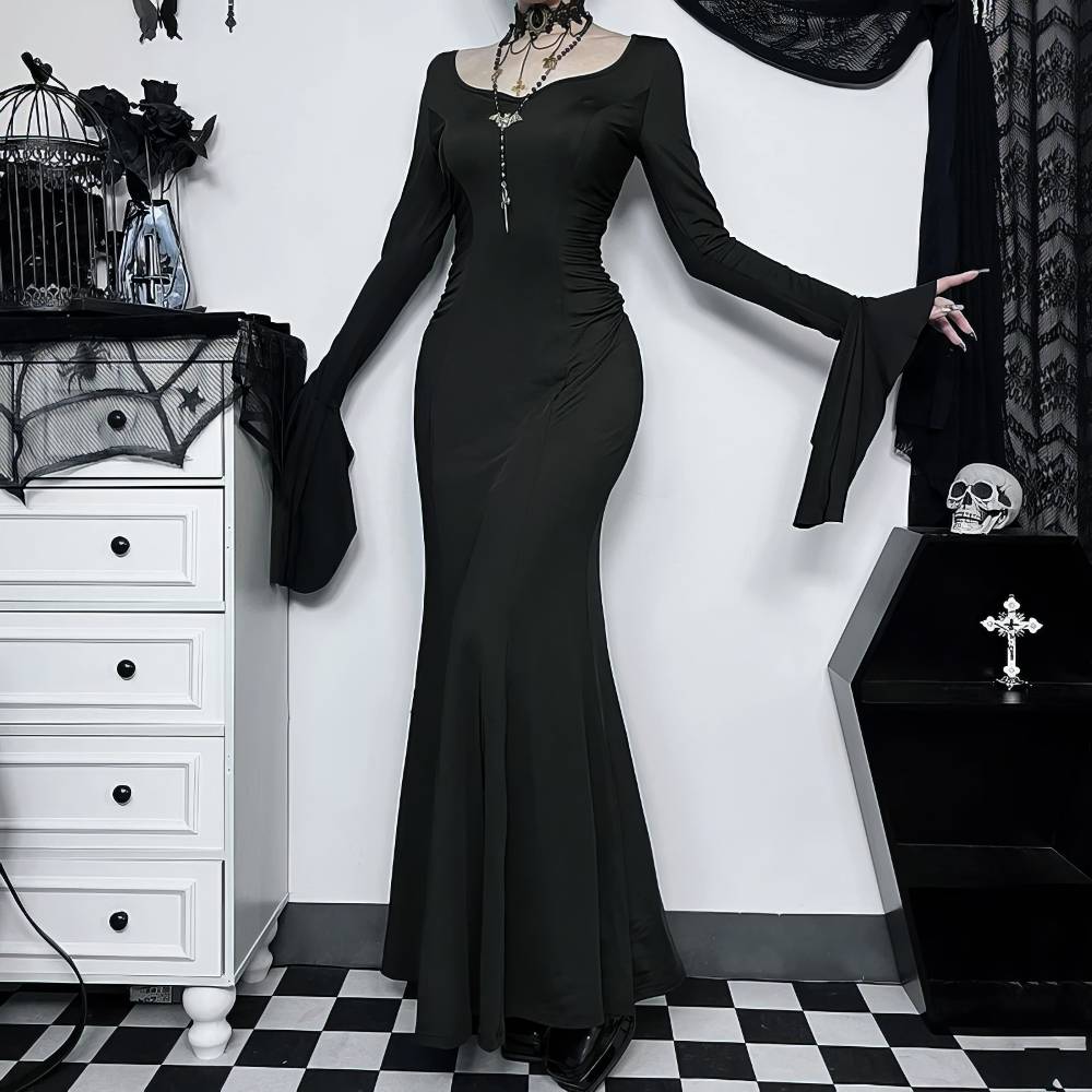 Robe gothique médiévale noire en tissu fluide avec manches longues évasées et col en cœur, modèle RebelResonance
