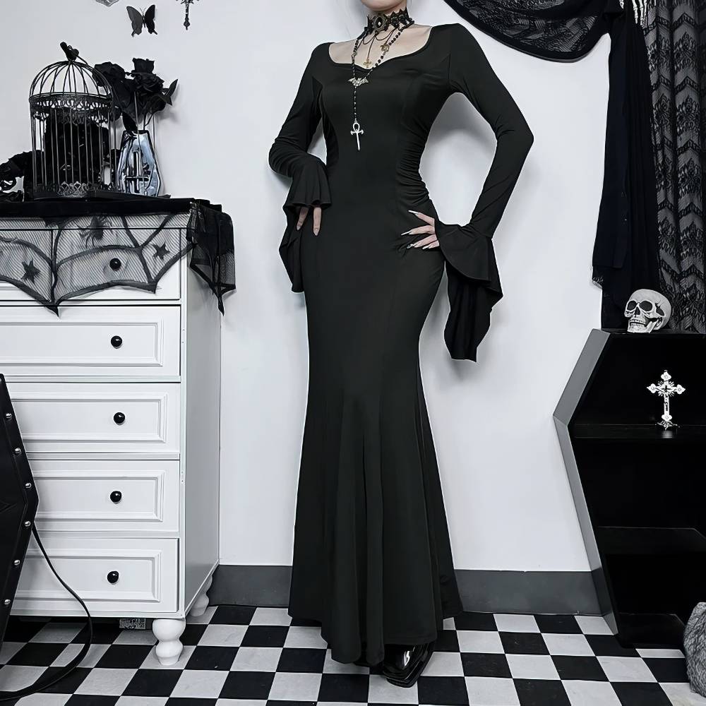 Robe gothique médiévale noire en velours avec manches longues évasées et col carré, modèle RebelResonance