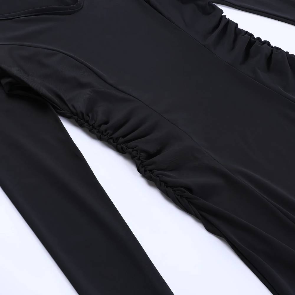 Détail de la robe gothique médiévale RebelResonance en tissu noir avec fronces sur le côté et manche longue