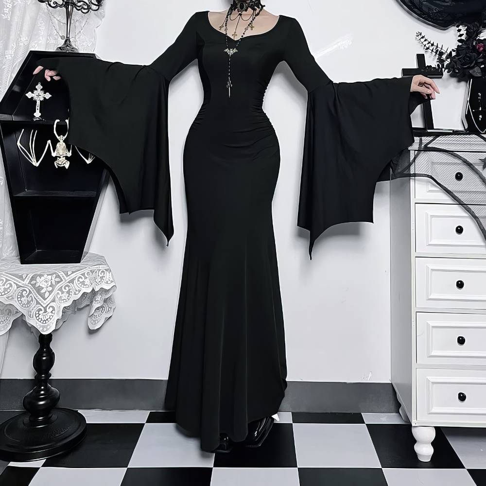 Robe gothique Morticia Addams noire en velours avec manches longues évasées en forme d'ailes, coupe longue ajustée et col carré