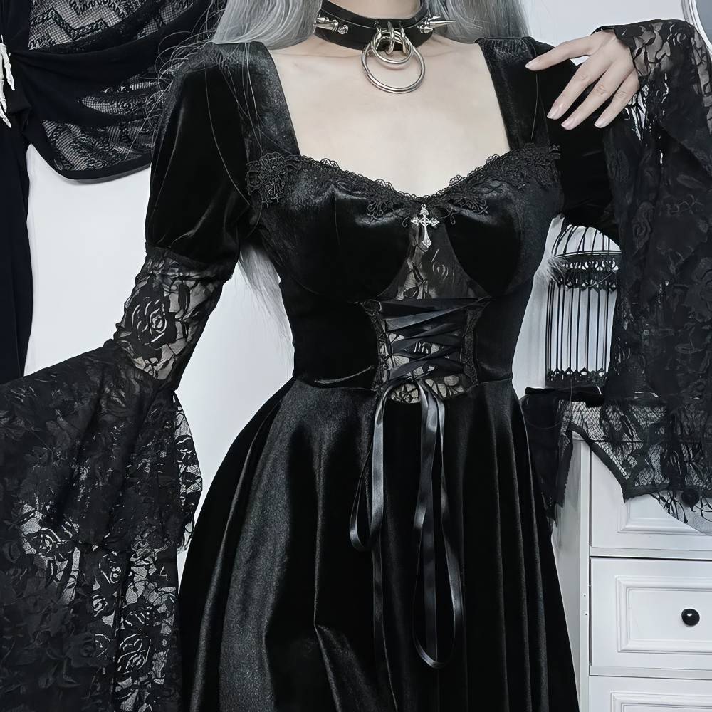 Robe gothique vintage AbyssAria en velours noir avec manches longues évasées en dentelle noire et corset lacé devant