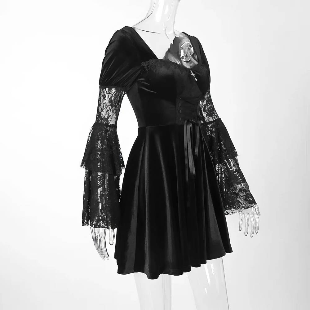 Robe gothique vintage AbyssAria en velours noir avec manches longues en dentelle noire évasée