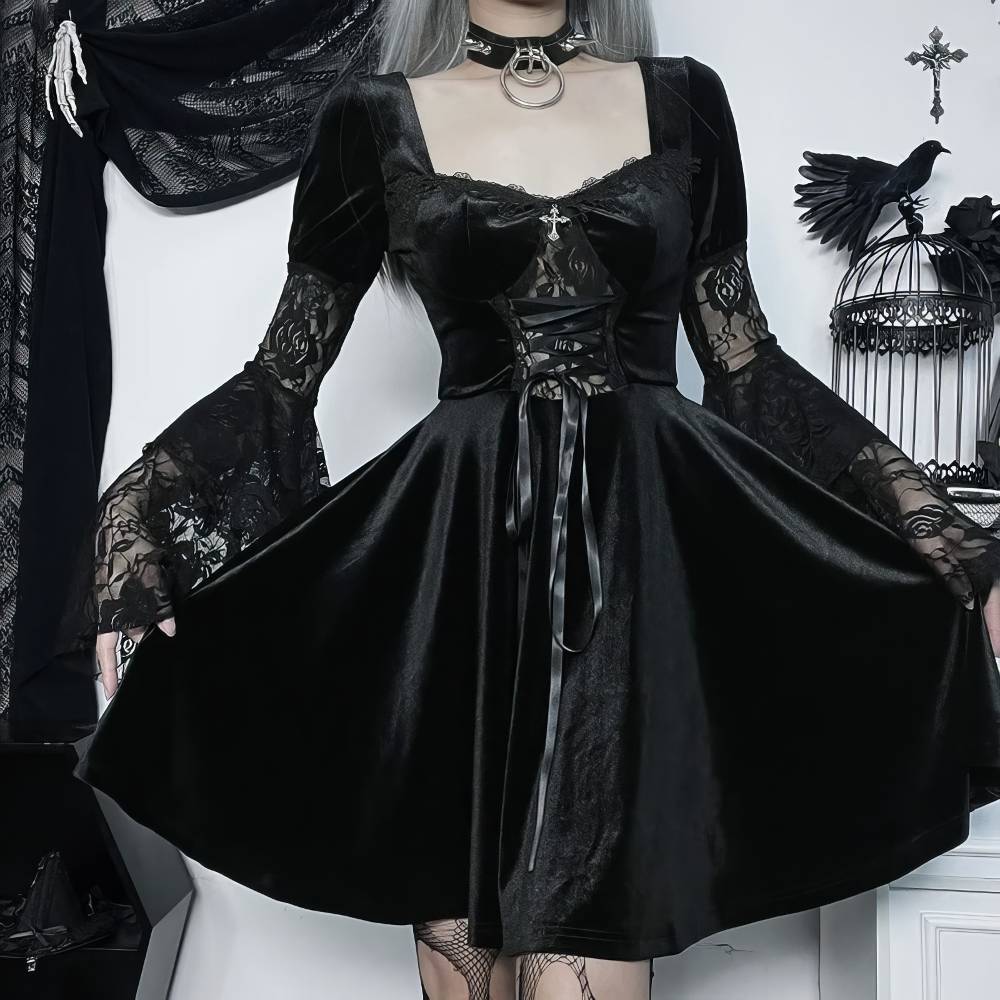 Robe gothique vintage AbyssAria en velours noir avec manches évasées en dentelle noire et corset lacé à l'avant