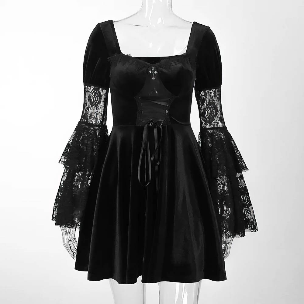 Robe gothique vintage AbyssAria en velours noir avec manches longues en dentelle noire évasée et corset lacé devant