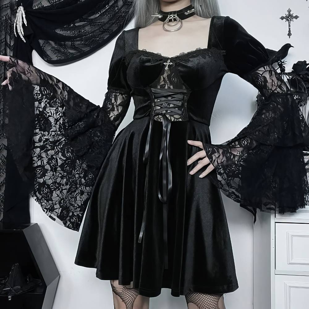 Robe gothique vintage AbyssAria en velours noir avec manches longues en dentelle noire évasées et corset lacé à l'avant