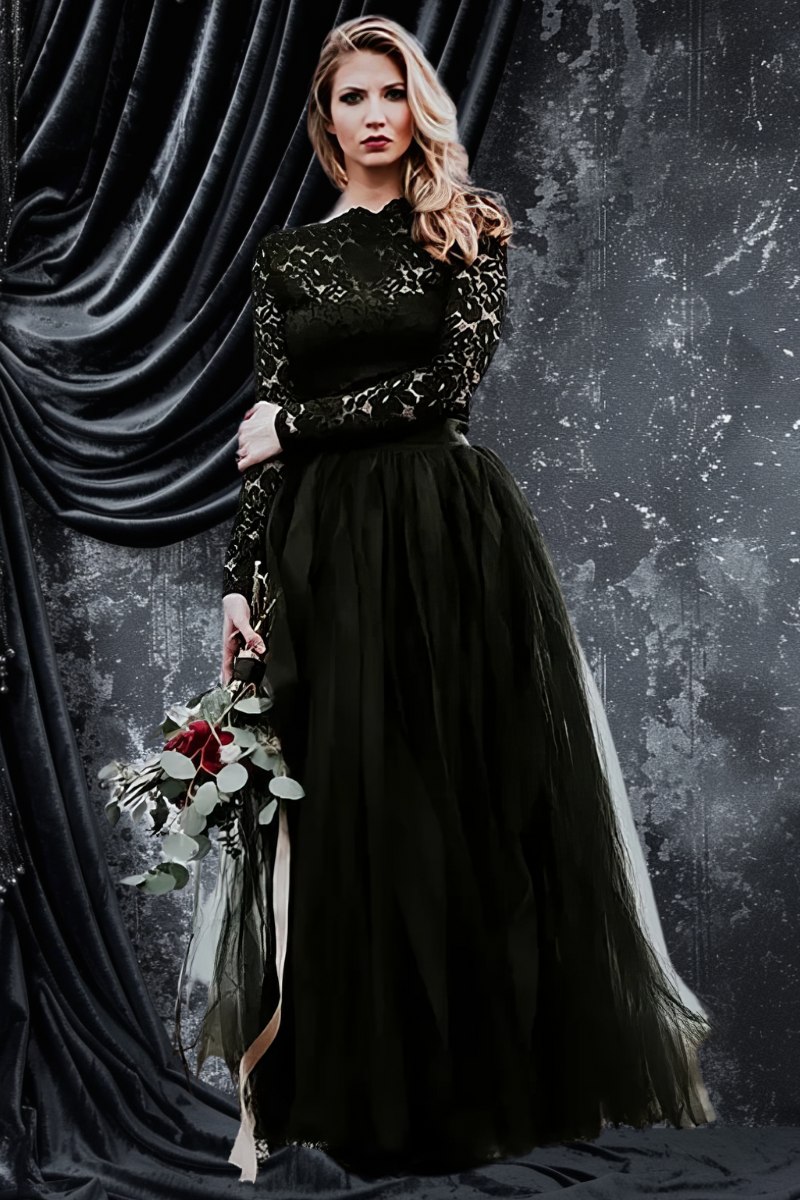 Robe de mariée gothique romantique noire RebelSoul en dentelle noire avec jupe longue en tulle fluide, style élégant et sombre