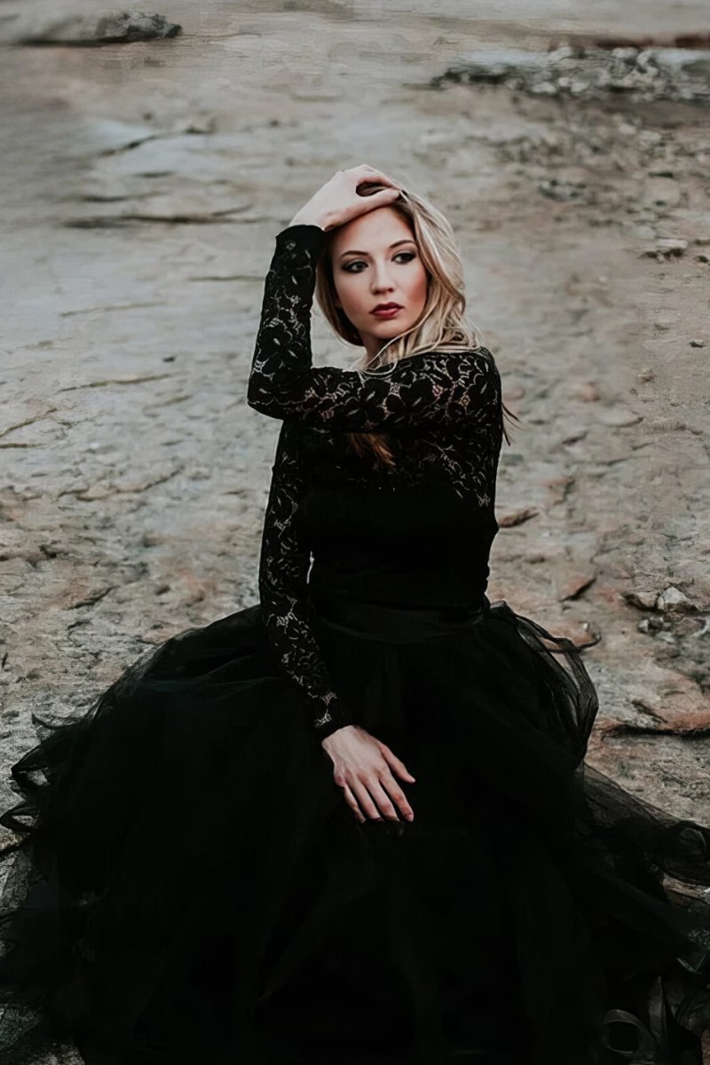 Robe de mariée gothique romantique noire RebelSoul avec manches longues en dentelle noire et jupe volumineuse en tulle