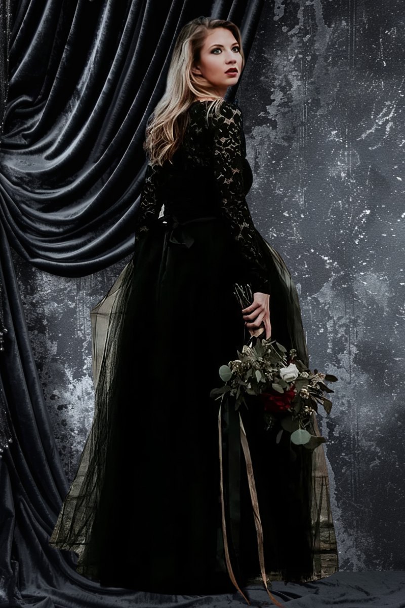 Robe de mariée gothique romantique noire en velours avec manches longues en dentelle noire, vue de dos et de profil, modèle RebelSoul